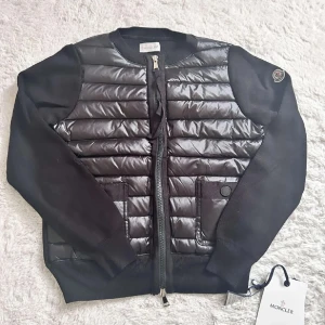 Moncler cardigan  - Super snygg moncler cardigan🥰