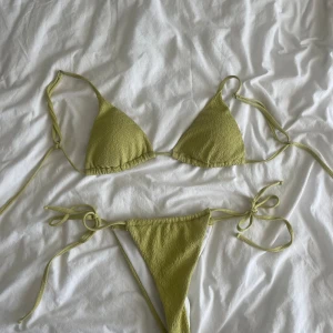 Olivgrön bikini med knytband - Snygg olivgrön bikini med trekantsöverdel och knytband i sidorna. 