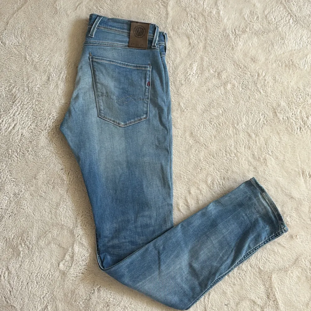 Säljer ett par klassiska blå Levi's jeans med normal passform. De har en snygg tvättad look och fem fickor. Perfekta för en avslappnad stil. Hör av dig vid funderingar och pris kan diksuteras vid snabb affär mvh Malte.202. Farkut & Housut.