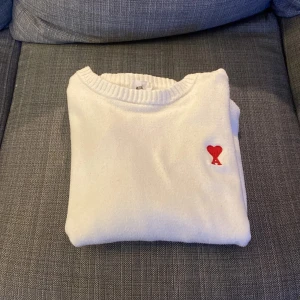 AMI PARIS TRÖJA VIT - Vit ami Paris tröja. Nypris 4999:-. Pris kan diskuteras. Skick 8/10. Storlek Small.