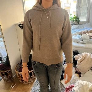 Brun hoodie - Mysig brun hoodie från Massimo Dutti som inte kommer till användning så mycket för att den dels är för liten. Skicka gärna prisförslag. Lite nopprig 