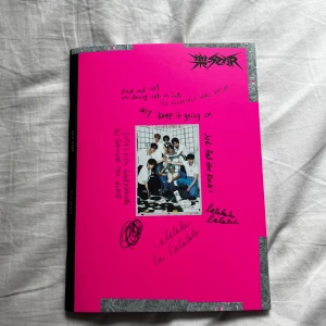 Straykids Rockstar Album - Ett officiellt Straykids Album Rockstar, allt från bild 1-4 ingår i startpriset. Photocardet på bild 5 kostar 45kr att tilllägga.