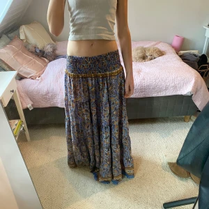 Mönstrad långkjol i blått och orange - Säljer min långkjol med ett vackert mönster i blått, orange och vitt. Kjolen har en elastisk midja för en bekväm passform och passar därav många! Köpt på marknad i Frankrike och helt nytt skick☺️💓