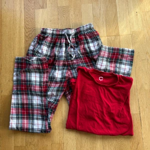 Pyjamaskit - Pyjamaskit från Cubus! Köpt från herravdelningen men tjejer kan också ha. Byxorna har används några gånger och har lite noppror men fortfarande superfint skick. Nytvättade! ❤️ 100 % bomull