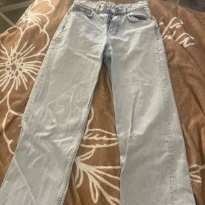 Ljusblå jeansbyxor - Säljer ett par ljusblå jeans från Gina tricot i bra skick, nypris var ca 800kr