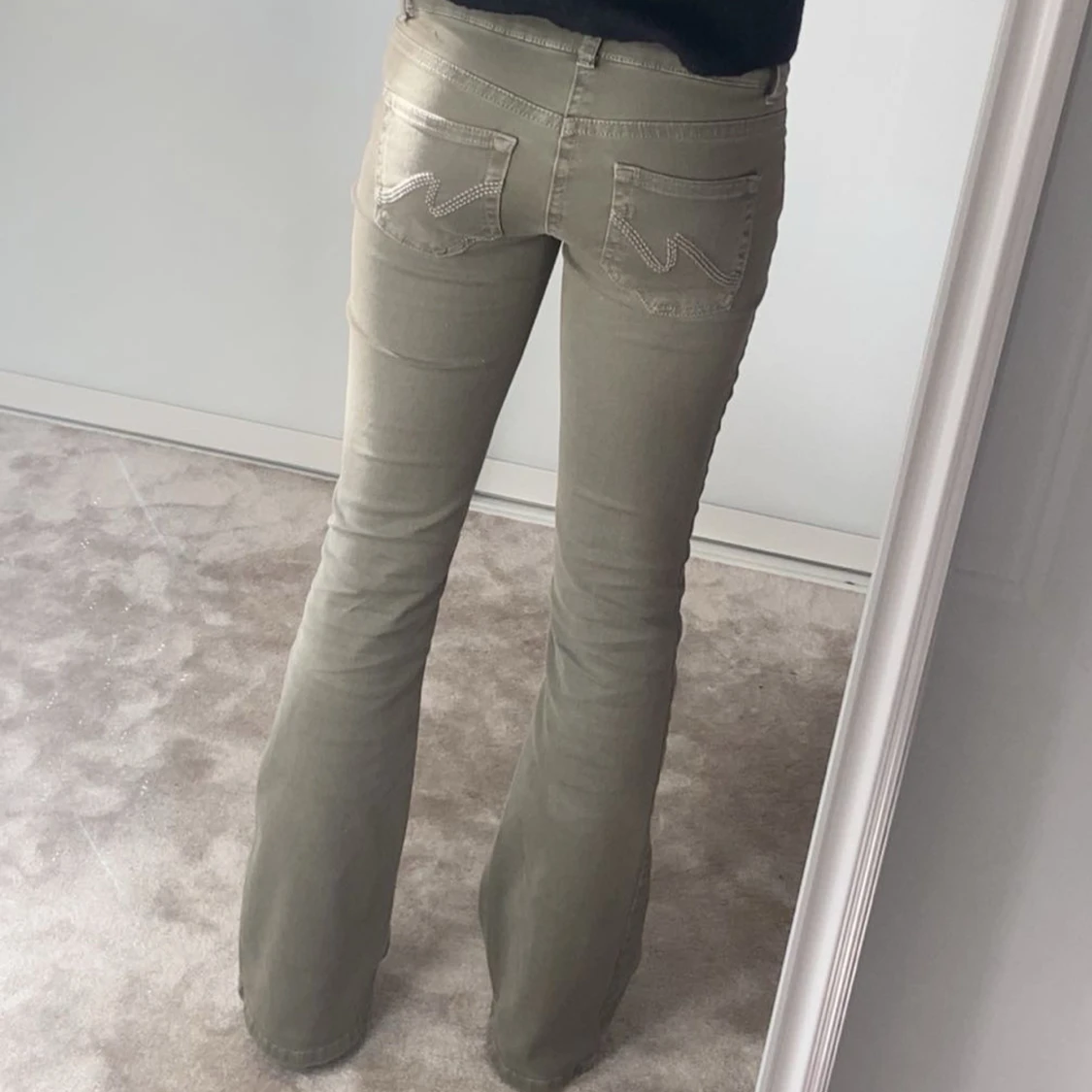Olivgröna bootcut jeans - 3