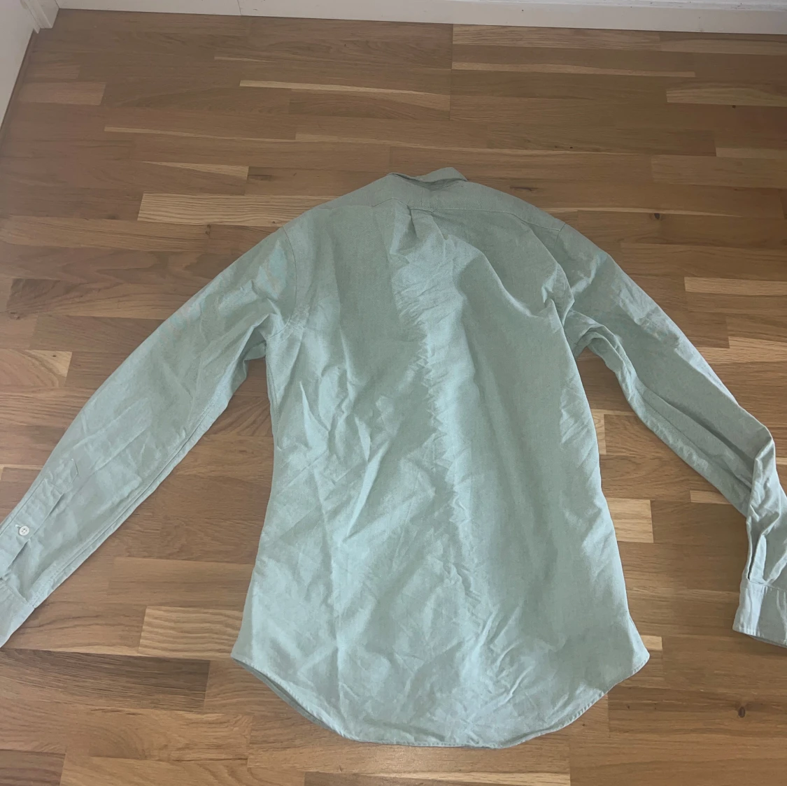 Grön skjorta med broderad logga - 1