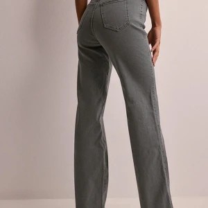 Grå jeans från Dr denim - Snygga grå jeans från Dr denim med en klassisk femficksdesign. Byxorna har en rak passform och är medelhöga, är perfekta till vardags. ✨storlek xs och längd 32.