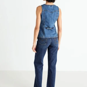 Blå jeans från Levi's - Säljer ett par klassiska blå jeans från Levi's med rak passform och hög midja. Modellen är 'Ribcage Straight Ankle' och har en snygg vintage-look. Perfekta för en avslappnad stil. Nypris 1495 kr, säljs för 600 kr