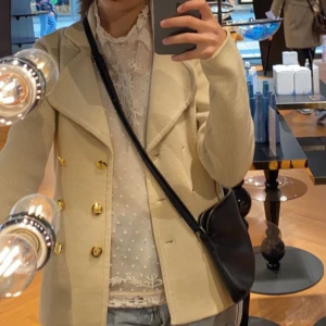 Beige kavaj med guldknappar - Superfin ”kavaj”