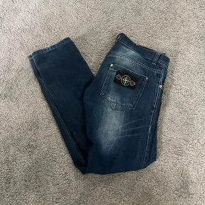 Stone Island jeans - Snygga blå jeans från Stone Island med klassisk patch på bakfickan. Jeansen är sparsamt använda och i mycket bra skick. Säljes då de har blivit för små för mig.  Hör av dig vid minsta fråga!