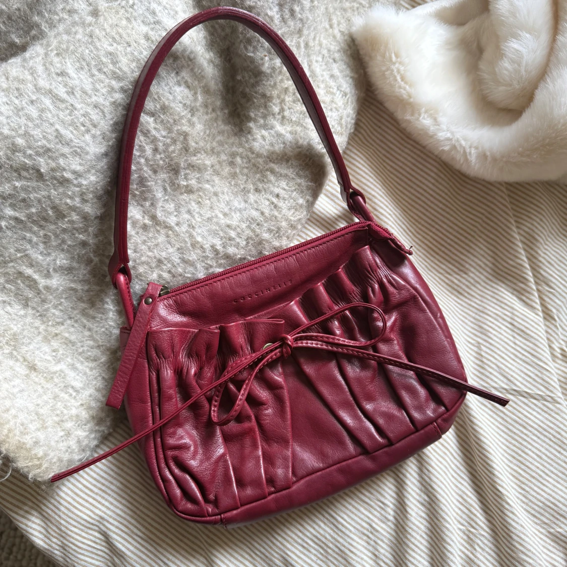 Vinröd axelväska från Coccinelle