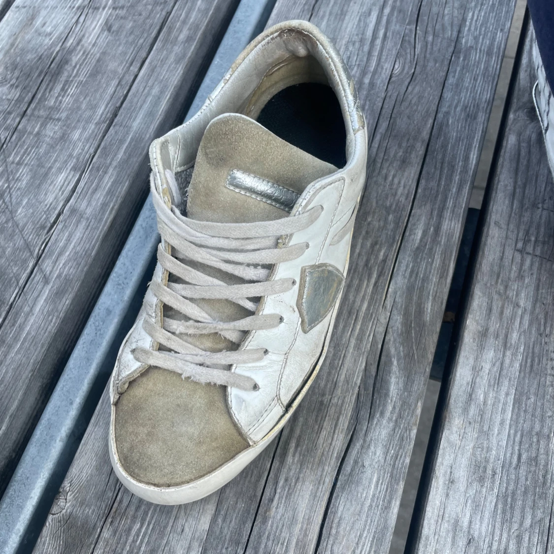 Vita sneakers med grå mockadetaljer - 4