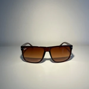 Ray-Ban solglasögon  - Helt nya. Perfekta inför sommaren. Riktigt snygga och stilrena. Extremt bra pris så först till kvarn. Dem är riktigt populära denna Specialmodel.😁Ej äkta.
