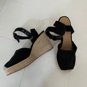 Svarta espadriller - Snygga svarta espadriller från H&M. Storlek 38 men passar mig väldigt bra som vanligtvis använder storlek 39. Väldigt bekväma i foten💗