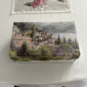 Mörkblå sneakers från The Gallerist - Snygga mörkblå sneakers i distressed skinn från The Gallerist. Skorna har vita detaljer, snörning och en cool klöverlogga på sidan. Baktill står det 'The Gallerist' och en blåvit stjärnrand ger extra edge. Perfekta för dig som gillar unik stil. Skorna är helt oanvända. Säljer för att de inte passade. OBS Helt nya!