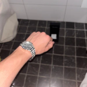 Iced out klocka - Säljer en riktigt snygg och glittrig klocka. Klockan är helt i silverfärg med massor av stenar på både urtavlan och armbandet. Visarna lyser i mörkret för extra cool effekt. Klocklåda ej inkluderad.