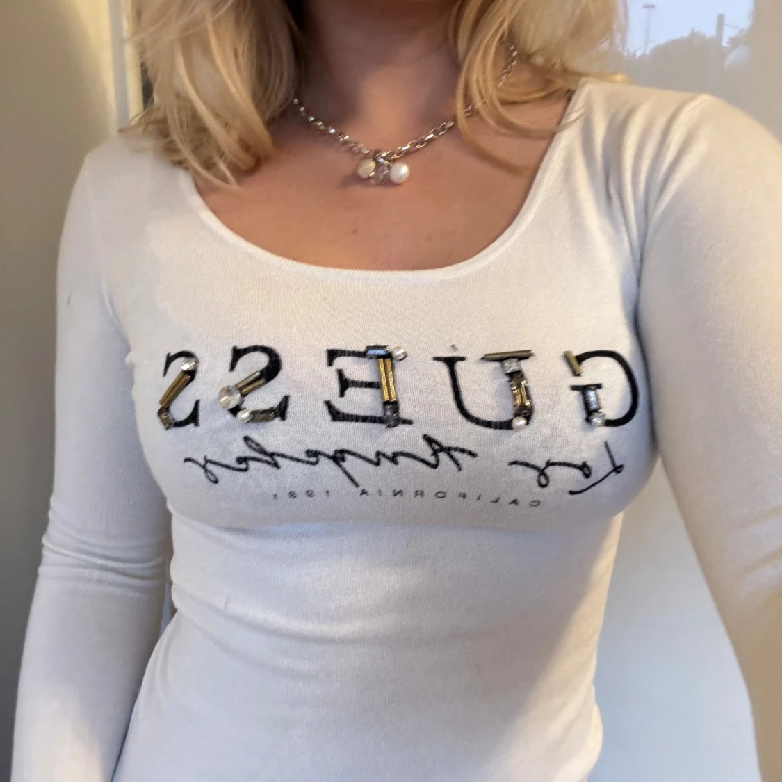 Vit långärmad tröja från Guess