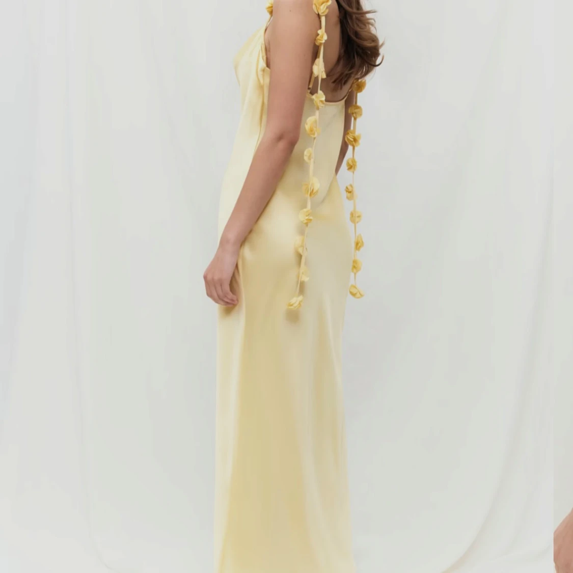Ljusgul långklänning med blommiga band Gina tricot 
