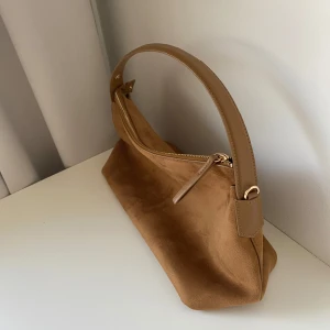 Mocka väska - Säljer denna fina väskan från h&m då den inte kommer till användning så mycket☺️