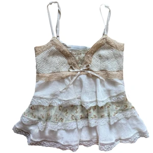 Vintage y2 blommig volang linnetopp från Ichi - Supersöt linnetopp från Ichi, Strl XS. Justera band. Några pärlor kan ha ramlat av men ej märkvärdigt. Helt plain på baksidan. 