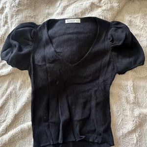 Tröja med princessärm - Säljer denna snygga tröja med princessärm! Den har tajt passform och v-ringad!!💞💞