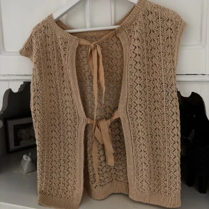 Stickad tröja med öppen rygg - Jättesöt stickad tröja med knytdetaljer i ryggen. Köpt på mango 🫶🏼