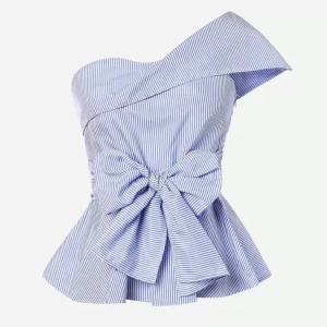 Randig offshoulder topp med rosett - Superfin blåvit randig topp med bred offshoulder-skärning och stor rosett framtill. Figurnära passform upptill och utsvängd nertill ger en snygg siluett. Perfekt för dig som vill sticka ut med en cool och trendig look.❤️