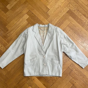 Vintage beige skinnjacka, L - Vintage beige skinnjacka                                                 Storlek L.                                                        Measurements:                                                     Shoulders 52cm Sleeves 58cm Armpits 62cm Length 68cm