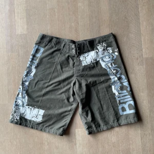 Vintage Billabong shorts - Tjaba! Säljer dessa riktigt snygga vintage mörkgröna Billabong shorts. Shortsen är använda men i riktigt fint skick. En ögla vid knystsnöret är av dock (se bild 5)! Tveka inte att skicka frågor eller prisförslag om du är intresserad! ✌️  Mått: Midja: 48cm Längd: 56cm Ben: 34cm
