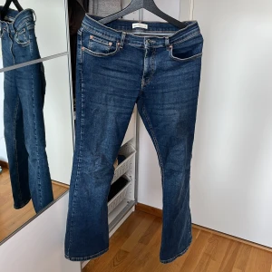 Blå bootcut jeans från Gina Tricot - Snygga blå bootcut jeans från Gina Tricot, modell Perfect Jeans. Klassisk femficksdesign, normal passform och i mjukt jeanstyg. Perfekta för dig som gillar en tidlös look med lite utsvängda ben.