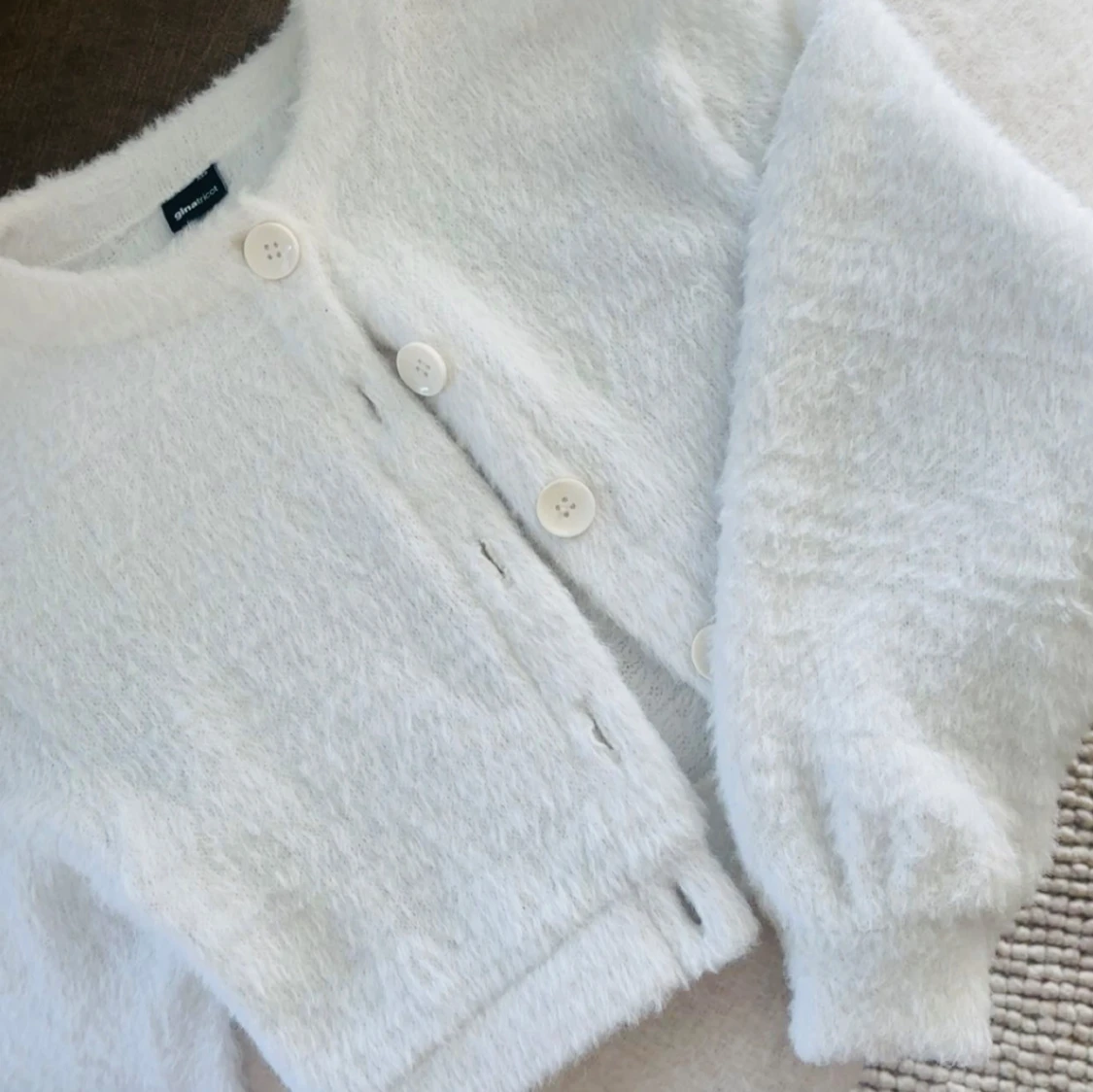 Vit fluffig kofta från Gina Tricot - 1