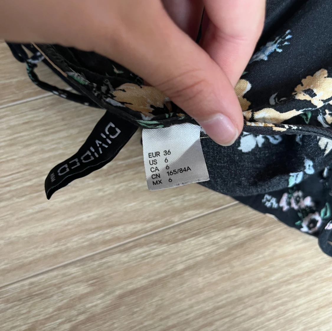 Blommig svart linnetopp från Divided - 2