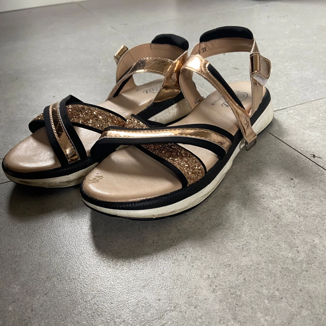 Glittriga sandaler i guld och svart - 1