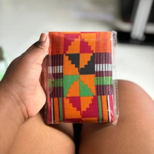 Anteckningsbok med färgstarkt mönster - En snygg anteckningsbok med färgstark, afrikanskinspirerad mönstrad framsida. Perfekt för att skriva ner tankar, idéer eller skisser. Liten och smidig att ta med sig i väskan – gör plugget eller vardagen lite roligare! Följ oss för mer på Instagram; @shop_with_tyra