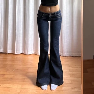Mörkblå bootcut jeans med låg midja - vintage jeans från palmer. Midjan är 39 och innerben 82🤗💗 har inga fler bilder så fråga ej🙏