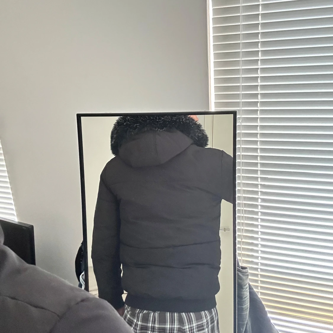 Svart pufferjacka med fuskpäls från McKenzie