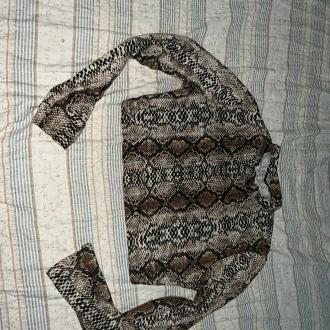 Croppad långärmad topp med ormmönster - 3