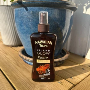 Sololja - Island Glow Protective Dry Spray Oil från Hawaiian Tropic med SPF 15. Perfekt nu till sommaren! Säljer då jag redan har en annan sololja.😽❤️☀️