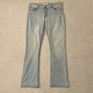 Lågmidjade bootcut jeans - Superfina lowwaist jeans köpta på vinted. Har några pyttesmå fläckar som knappt syns (se första bilden). Midjemått: 43 cm, innerbenslängd: 78 cm.