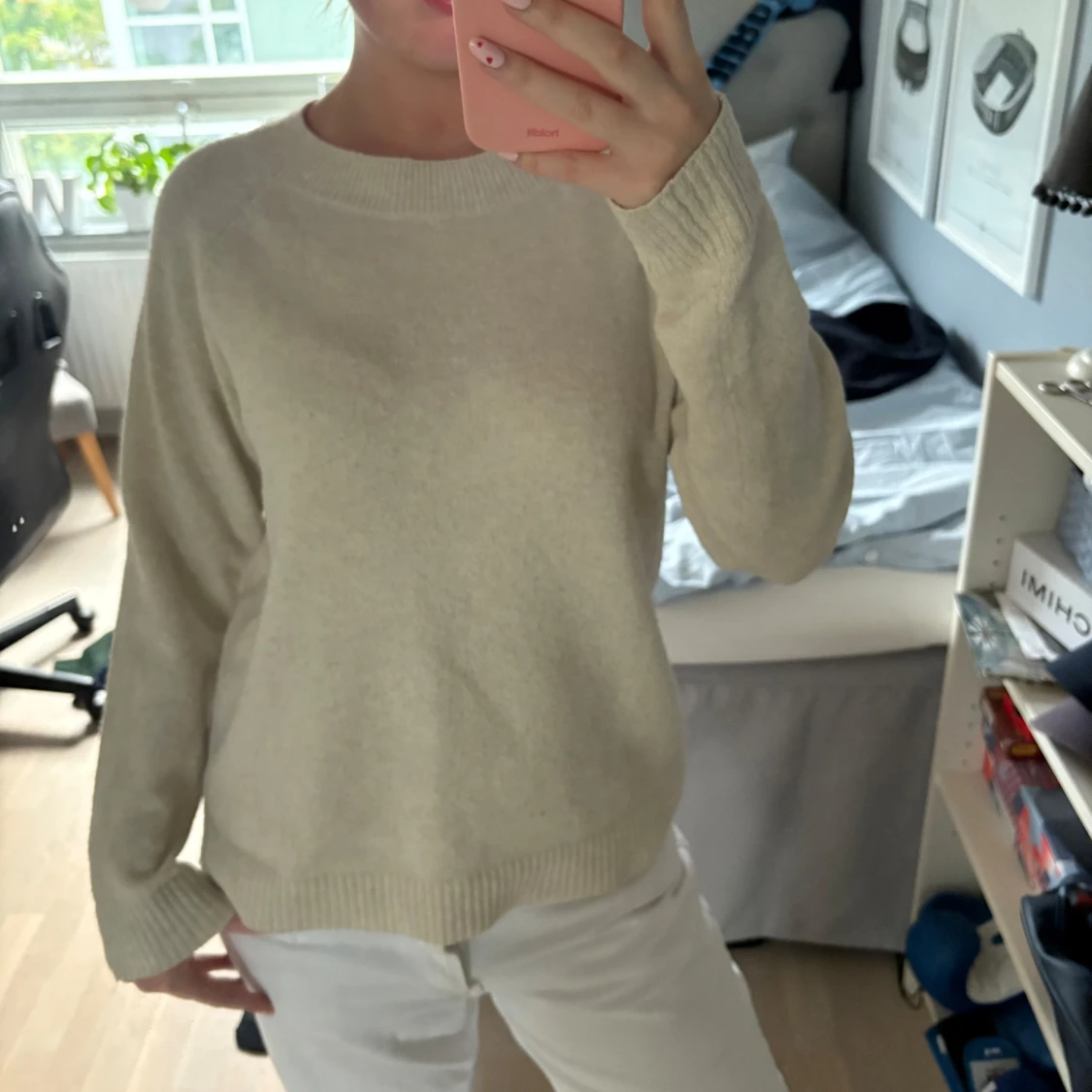 Beige stickad tröja med rund hals - 1