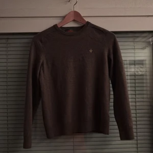 Brun tröja i merinoull från Morris - Säljer en stilren brun tröja från Morris i 100% merinoull. Jag köpte tröjan men den var förliten. Ny pris ca 1300 storlek 152 eller xxs