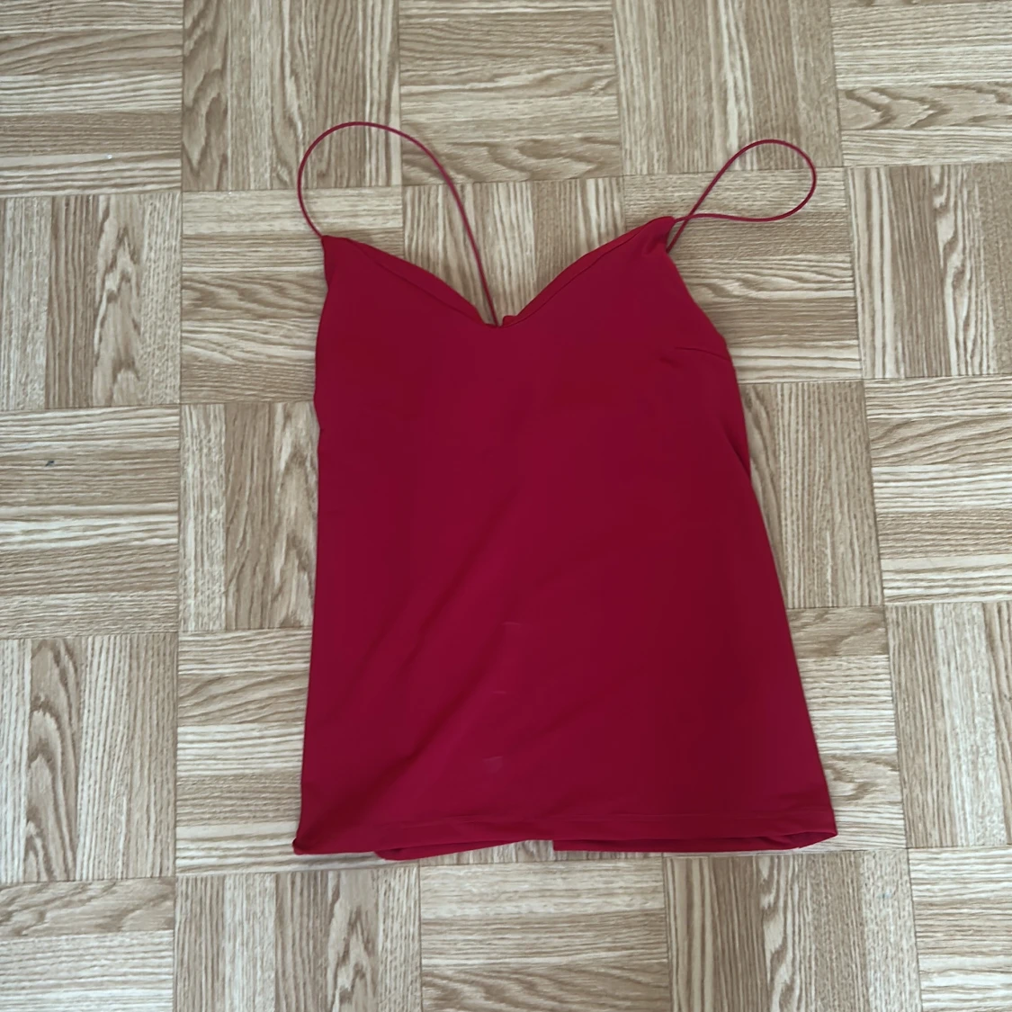 Röd linnetopp med tunna axelband - 1