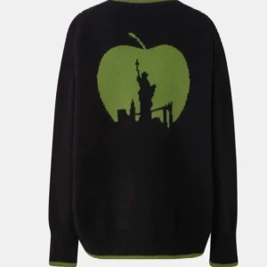 Svart stickad tröja med New York-tryck - Från cloeys. Cool svart stickad tröja med grönt äpple och New Yorks skyline på ryggen. På ena ärmen står det 'New York' i grönt. Tröjan har en relaxed fit och ribbade muddar i grönt vid ärmslut och nederkant. Perfekt statement piece för dig som gillar unika prints.