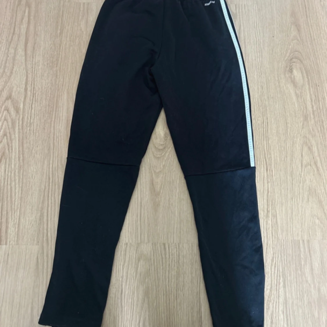 Svarta Adidas mjukisbyxor med ränder - 2