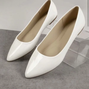 Vita ballerinaskor - Jättefina vita ballerina som tyvärr köptes i fel storlek och därför inte kommer till användning💞