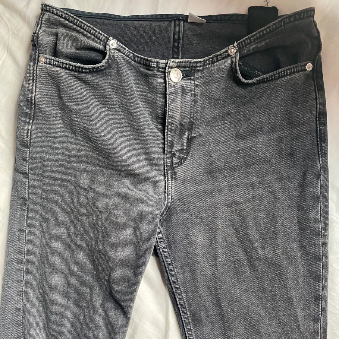 Grå jeans med bootcut