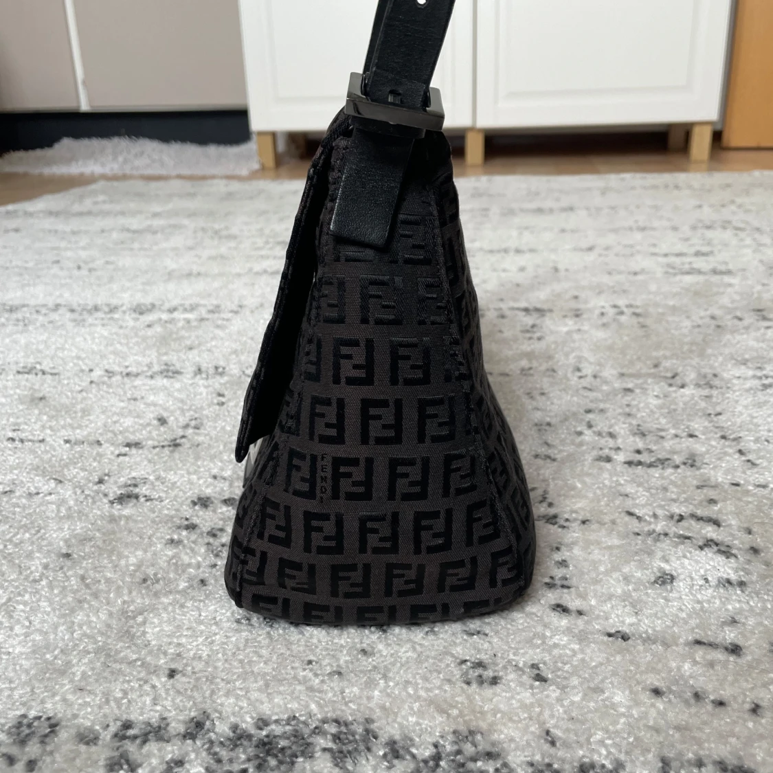 Svart axelväska Fendi Zucca - 2