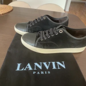 Lanvin skor - Tja, letar efter ett par lanvins i storlek 41 uk 7. Har ett par i storlek 42 uk8(Byte ev) bara att skriva !!