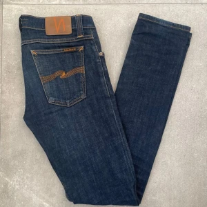 Nudie Jeans - Shyssta jeans ifrån Nudie Jeans i väldigt bra skick. Jeansen är i storlek 29/34 (se sista bild). Hör av dig vid frågor och funderingar! 9,5/10 skick